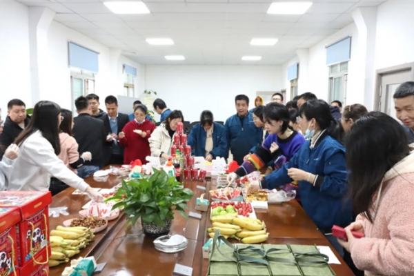 熱辣春日,滾燙人生 | 奧楷機械為女員工發(fā)放"女神節(jié)"禮物